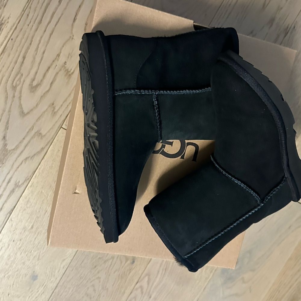 UGG Classic II Boots For Kids Size US 4 (BLACK & CHESTNUT). Worn twice, Like New - Picture 13 of 14